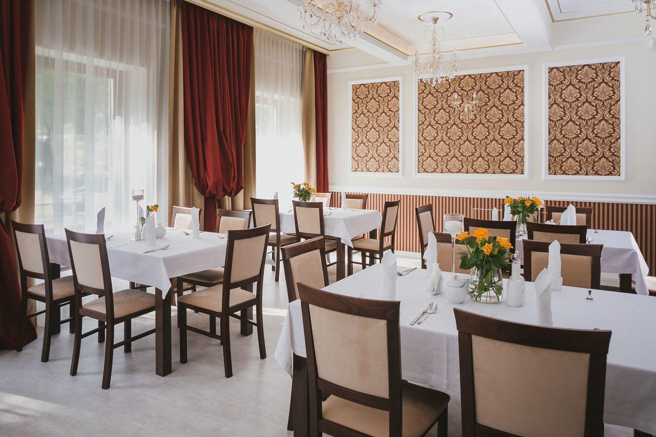 Hotel Dabrowski Oswiecim Bagian luar foto
